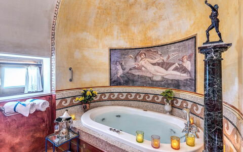 Villa Madonna di Costantinopoli: Diseño De Interiores, Arreglo De Tubería, Piso, Suelo, Bañera, Encendiendo, Mueble, Grifo, Baño, Techo