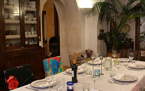 Villa Madonna di Costantinopoli: Manteles, Mesa, Mueble, Vajilla, Linos, Vajilla, Utensilios Para Servir, Comida, Plato, Drinkware