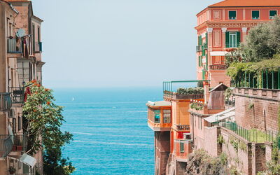 Casa Oscar: Azul, Tiempo De Día, Edificio, Ciudad, Barrio Residencial, Departamento, Barrio, Arquitectura, By, Verano
