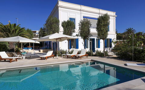 Casa Leuca: Azul, Piscina, Recurso, Inmuebles, Villa, Sombra, Paraguas, Hotel, Mansión