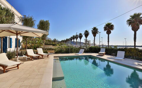 Casa Leuca: Azul, Piscina, Recurso, Sunlounger, Mueble Para Exteriores, Eco Hotel, Sombra, Paraguas, Hotel, Villa