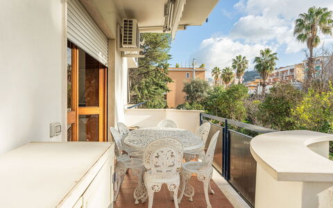 Casa Lucio: Barrio Residencial, Departamento, Casa, Balcón, Sombra, Silla, Planta De Casa, Ático