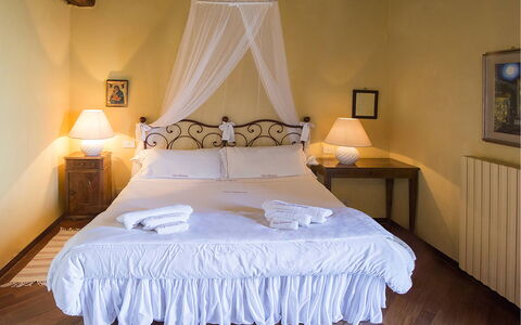 Mariuccia 1: Mueble, Diseño De Interiores, Suelo, Piso, Cama, Encendiendo, Textil, Habitación, Linos, Habitación