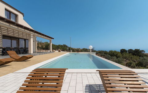 Villa Priscilla: Material Compuesto, Piscina, Cubierta, Madera Dura, Diseño, Sombra, Recurso, Tablón, Boardwalk, Mueble Para Exteriores