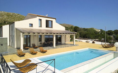 Villa Priscilla: Piscina, Recurso, Barrio Residencial, Casa, Inmuebles, Techo, Material Compuesto, Mueble Para Exteriores, Puerta, Casa De Campo