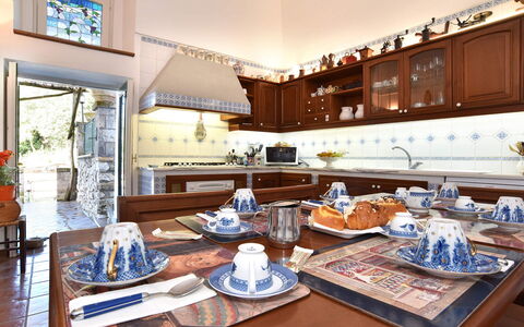 Villa Birbante: Mueble, Diseño De Interiores, Cocina, Mesa, Vajilla, Piso, Mostrador, Silla, Cocina Y Comedor Mesa, Comedor
