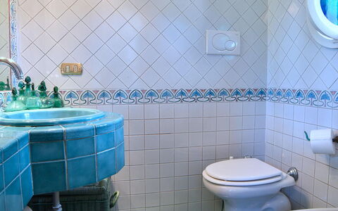 Villa Birbante: Azul, Piso, Diseño De Interiores, Suelo, Arreglo De Tubería, Loseta, Baño, Grifo, Lavabo Del Baño, Plomería
