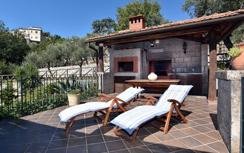 Villa Birbante: Mueble, Mueble Para Exteriores, Silla, Losa, Patio, Patio Interior, Jardín, Sombra, Estructura Al Aire Libre, Loseta
