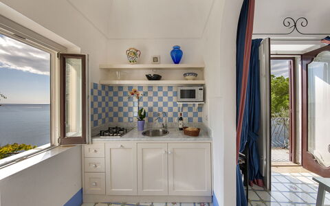 Little Mansour: Mueble, Silla, Loseta, Planta De Casa, Manchas De Madera, Cocina Y Comedor Mesa, Cocina, Gabinetes, Mostrador, Inicio De La Puerta