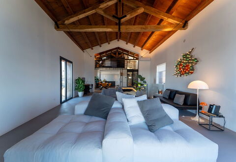 Iris House: Diseño De Interiores, Mueble, Piso, Techo, Suelo, Arquitectura, Casa, Sofá, Sala