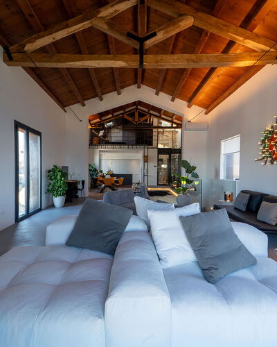 Iris House: Diseño De Interiores, Mueble, Piso, Techo, Suelo, Arquitectura, Casa, Sofá, Sala
