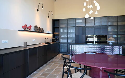 Masseria Loyola: Diseño De Interiores, Piso, Cocina, Mueble, Lámpara, Encendiendo, Suelo, Gabinetes, Mostrador, Techo