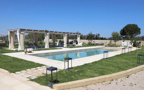 Masseria Loyola: Jardín, Paisajismo, Piscina, Sombra, Inmuebles, Patio, Estructura Al Aire Libre, Diseño, Mueble Para Exteriores, Patio Interior
