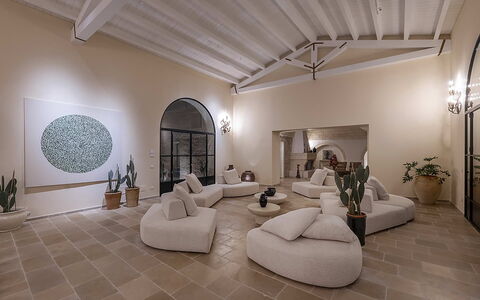 Masseria Loyola: Piso, Diseño De Interiores, Mueble, Suelo, Techo, Sofá, Encendiendo, Arquitectura, Sala, Casa