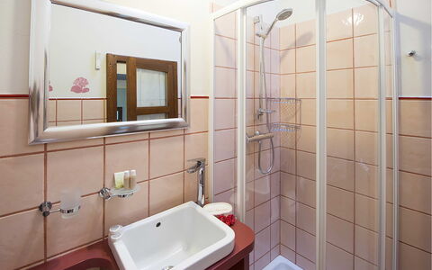 Mariuccia 3: Lavabo Del Baño, Arreglo De Tubería, Diseño De Interiores, Baño, Lavabo, Piso, Suelo, Habitación, Plomería, Grifo