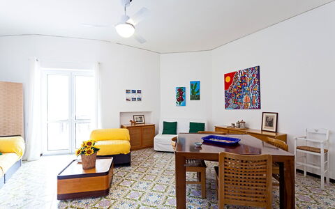 Apartment Snicher: Mueble, Piso, Diseño De Interiores, Suelo, Pared, Habitación, Techo, Sala, Mesa, Encendiendo