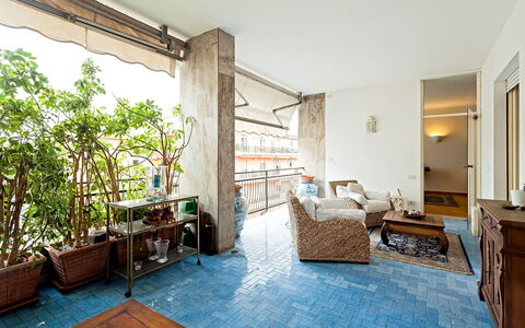 Casa Azul: Suelo, Piso, Mueble, Departamento, Maceta, Planta De Casa, Silla, Balcón, La Luz Del Día, Manchas De Madera