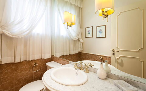 Casa Azul: Diseño De Interiores, Arreglo De Tubería, Lavabo Del Baño, Baño, Mueble, Encendiendo, Suelo, Piso, Lavabo, Grifo
