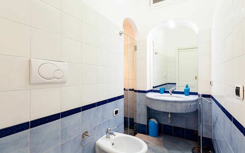 Casa Dorothea 1: Piso, Suelo, Arreglo De Tubería, Diseño De Interiores, Baño, Lavabo Del Baño, Grifo, Loseta, Plomería, Lavabo