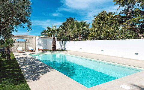 Casa Kita: Azul, Piscina, Agua, Recurso, Material Compuesto, Ocio, Fuente De Agua, Sombra, Eco Hotel, Inmuebles