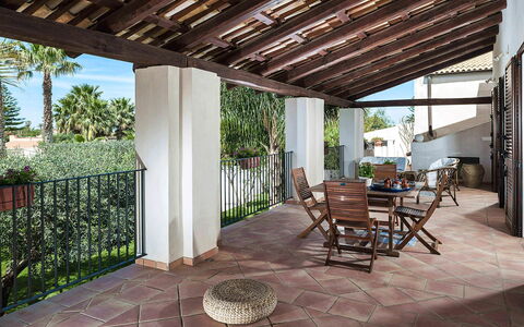 Casa Kita: Suelo, Piso, Mueble, Silla, Maceta, Planta De Casa, Porche, Sombra, Eco Hotel, Balcón