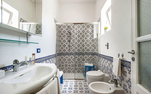 Casa Kita: Piso, Suelo, Diseño De Interiores, Arreglo De Tubería, Baño, Loseta, Plomería, Grifo, Lavabo, Porcelana