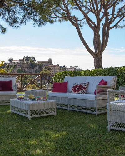Casa Ravello with Garden: Mueble, Mueble Para Exteriores, Silla, Jardín, Césped, Yarda, Paisajismo, Sombra, Brazo, Patio