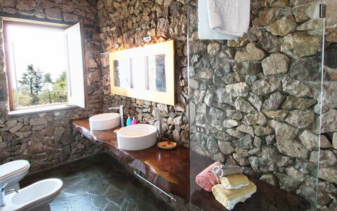 The Sea Farmhouse: Pared, Arreglo De Tubería, Pared De Piedra, Lavabo Del Baño, Piso, Baño, Diseño De Interiores, Lavabo, Grifo, Plomería
