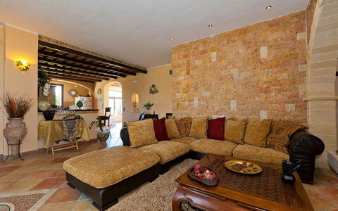 Villa Athena: Mueble, Diseño De Interiores, Sofá, Pared, Piso, Suelo, Madera, Techo, Sala, Mesa