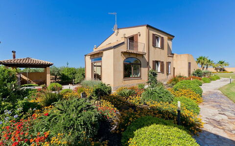 Villa Athena: Edificio, Casa, Casa, Barrio Residencial, Arquitectura, Fachada, Arbusto, Inmuebles, Techo