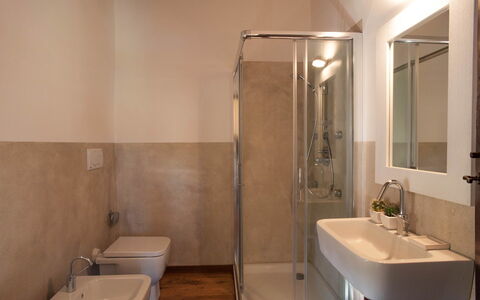 Villa Collombroso: Piso, Baño, Suelo, Diseño De Interiores, Pared, Arreglo De Tubería, Lavabo, Lavabo Del Baño, Habitación, Techo