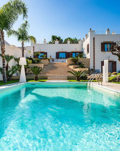 Villa la Pigna: Azul, Piscina, Arquitectura, Recurso, Inmuebles, Jardín, Paisajismo, Hacienda, Mansión, Villa