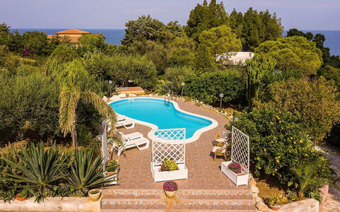 Villa la Randa: Piscina, Recurso, Mueble Para Exteriores, Eco Hotel, Silla, Jardín, Costa, Ciudad De Vacaciones, Paisajismo, Paraguas