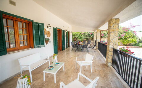 Villa la Randa: Mueble, Piso, Suelo, Mesa, Puerta, Mueble Para Exteriores, Silla, Porche, Mesa Al Aire Libre, Sombra