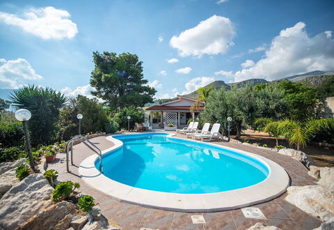 Villa la Randa: Piscina, Azul, Agua, Mueble Para Exteriores, Recurso, Ocio, Paraguas, Eco Hotel, Material Compuesto, Sombra