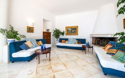 Villa Lamaro: Mueble, Piso, Suelo, Diseño De Interiores, Sofá, Sala, Encendiendo, Habitación, Techo