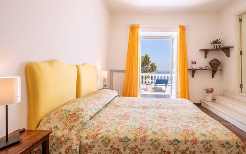 Villa Lamaro: Mueble, Diseño De Interiores, Amarillo, Suelo, Casa, Habitación, Habitación, Cama, Sábana, Departamento