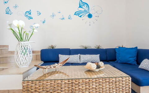 Villa Sea Breeze: Mueble, Azul, Diseño De Interiores, Sofá, Pared, Sala, Casa, Textil, Arrojar La Almohada, Habitación