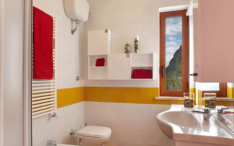 Villa Sea Breeze: Asiento Del Baño, Diseño De Interiores, Baño, Arreglo De Tubería, Baño, Piso, Pared, Suelo, Lavabo, Grifo