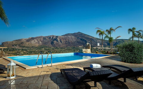 Villa Thalia: Piscina, Recurso, Eco Hotel, Mueble, Mueble Para Exteriores, Hotel, Silla, Villa, Sombra