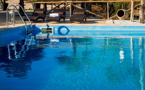 Villa Thalia: Azul, Piscina, Recurso, Material Compuesto, Ocio, Mueble Para Exteriores, Eco Hotel, Fuente De Agua, Sombra, Sunlounger
