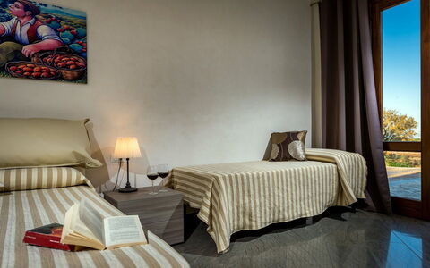 Villa Thalia: Mueble, Diseño De Interiores, Cama, Habitación, Suelo, Piso, Madera, Habitación, Sábana, Lecho