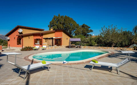 Villa Thyrrenia: Piscina, Mueble Para Exteriores, Recurso, Material Compuesto, Silla, Inmuebles, Eco Hotel, Sombra, Paraguas, Hacienda
