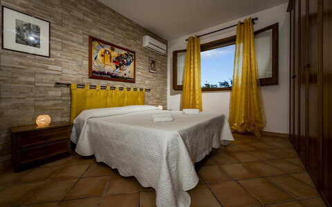 Villa Thyrrenia: Mueble, Diseño De Interiores, Madera, Suelo, Piso, Techo, Encendiendo, Cama, Habitación, Habitación