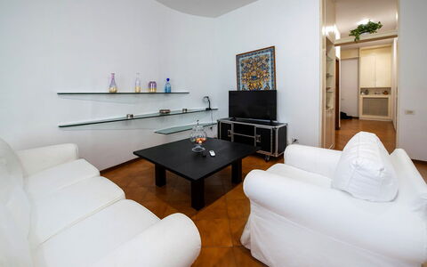 Apartment Alan: Mueble, Diseño De Interiores, Sofá, Piso, Suelo, Habitación, Sala, Techo, Mesa, Televisión
