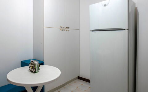 Apartment Alan: Suelo, Habitación, Electrodoméstico, Electrodoméstico, Pintar, Aluminio