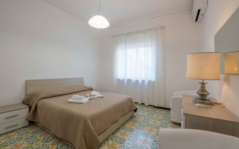 Apartment Alan: Suelo, Piso, Habitación, Diseño De Interiores, Cama, Madera, Sábana, Techo, Lecho, Habitación