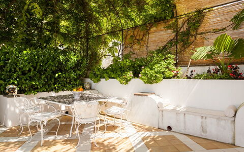 Casa Bellevue: Mueble, Mueble Para Exteriores, Silla, Mesa, Mesa Al Aire Libre, Jardín, Sombra, Maceta, Yarda