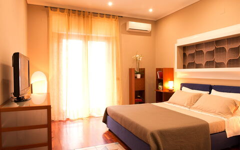 Casa Chicco: Mueble, Cama, Diseño De Interiores, Habitación, Lecho, Sábana, Madera, Habitación, Suelo, Textil