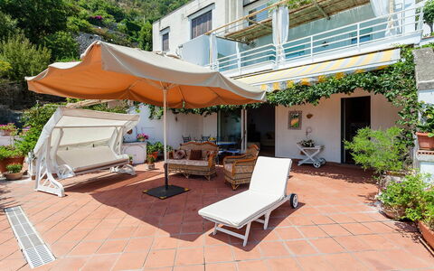 Casa Dorothea 2: Maceta, Balcón, Planta De Casa, Mueble Para Exteriores, Recurso, Silla, Sombra, Eco Hotel, Toldo, Paraguas
